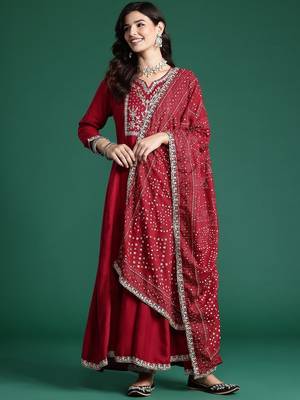Floral Yoke Design Sequinned Kurta With Trousers & Dupatta 5