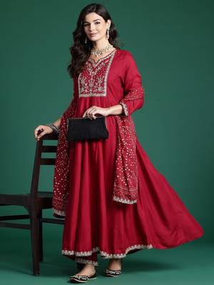 Floral Yoke Design Sequinned Kurta With Trousers & Dupatta 8