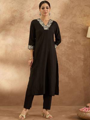 Women Floral Kurta with Trousers 1