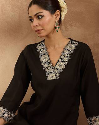 Women Floral Kurta with Trousers 2