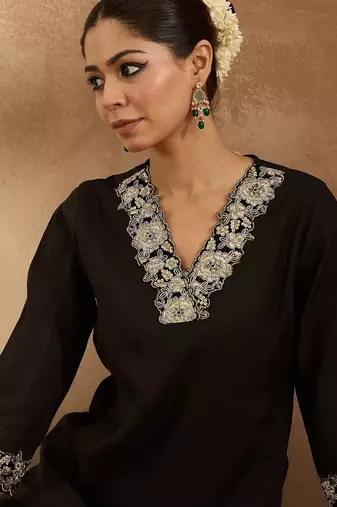 Women Floral Kurta with Trousers