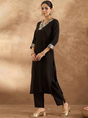 Women Floral Kurta with Trousers 4