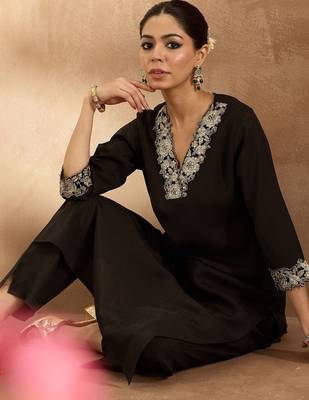 Women Floral Kurta with Trousers 6