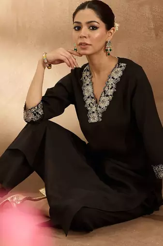 Women Floral Kurta with Trousers