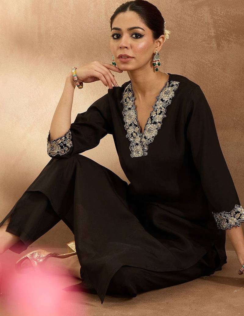 Women Floral Kurta with Trousers