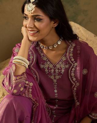 Floral Embroidered Zari Work Detail Regular Slevees V- Neck Silk Blend Kurta Set 2
