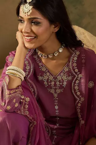 Floral Embroidered Zari Work Detail Regular Slevees V- Neck Silk Blend Kurta Set