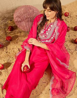 Women Floral Embroidered Regular Thread Work Liva Kurta with Trousers & With Dupatta 1