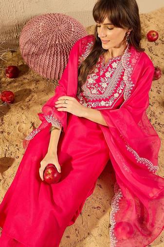 Women Floral Embroidered Regular Thread Work Liva Kurta with Trousers & With Dupatta