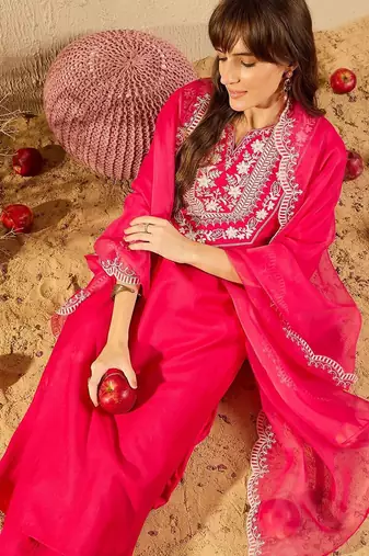 Women Floral Embroidered Regular Thread Work Liva Kurta with Trousers & With Dupatta