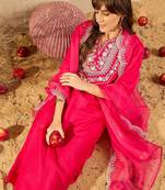 Women Floral Embroidered Regular Thread Work Liva Kurta with Trousers & With Dupatta