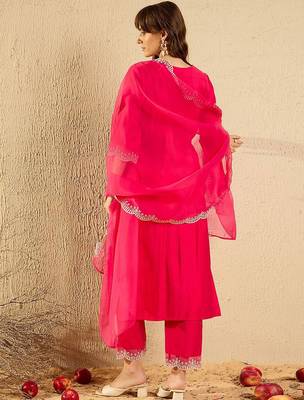 Women Floral Embroidered Regular Thread Work Liva Kurta with Trousers & With Dupatta 3