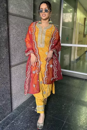 Ethnic Motifs Embroidered Gotta Patti Kurta with Trousers & Dupatta
