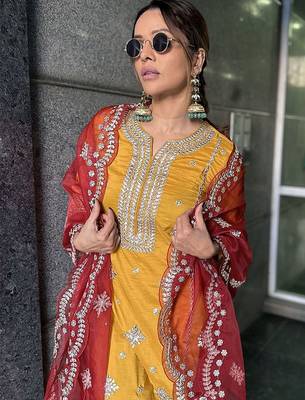 Ethnic Motifs Embroidered Gotta Patti Kurta with Trousers & Dupatta 3