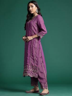 Floral Embroidered Kurta With Trousers & Dupatta 5