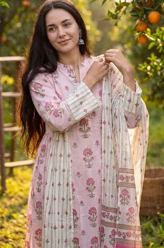 Women Floral Printed Regular Beads and Stones Pure Cotton Kurta with Trousers & With Dupatta