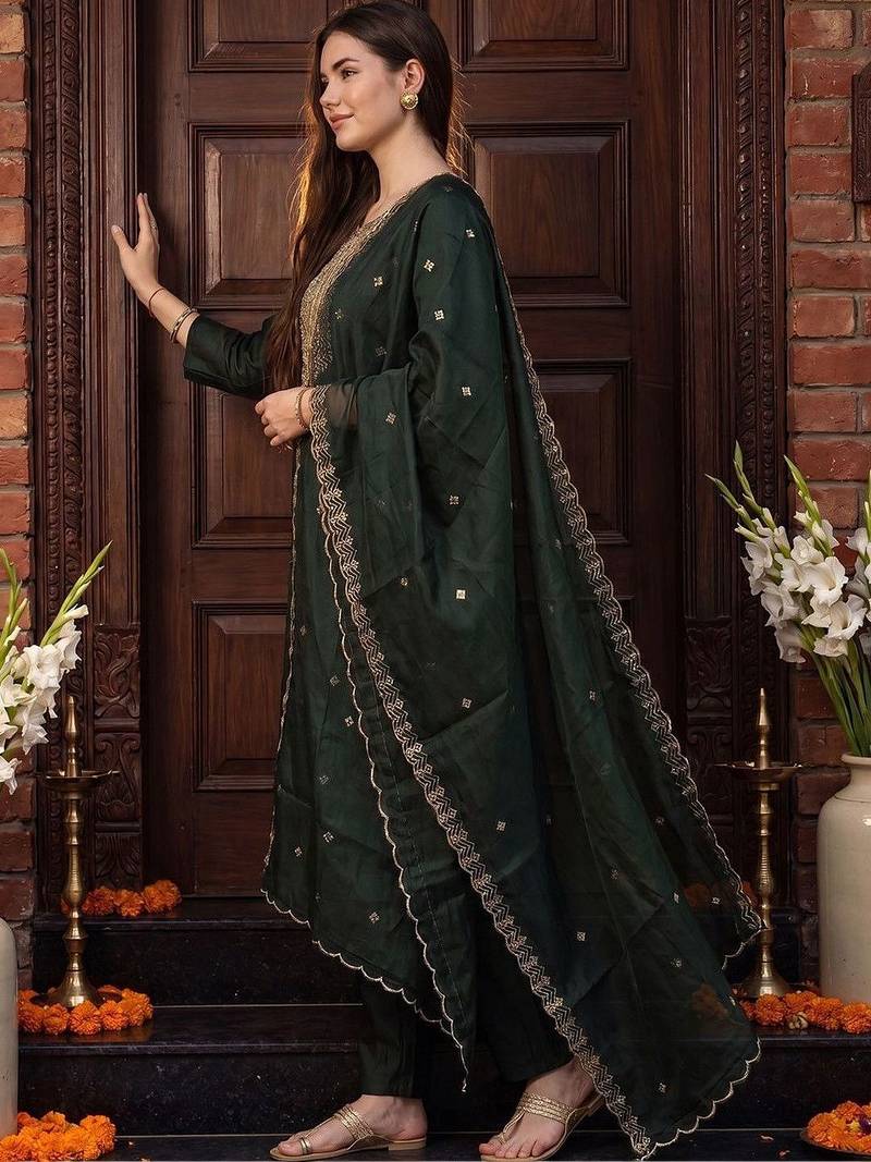 Women Ethnic Motifs Embroidered Regular Kurta with Trousers & With Dupatta