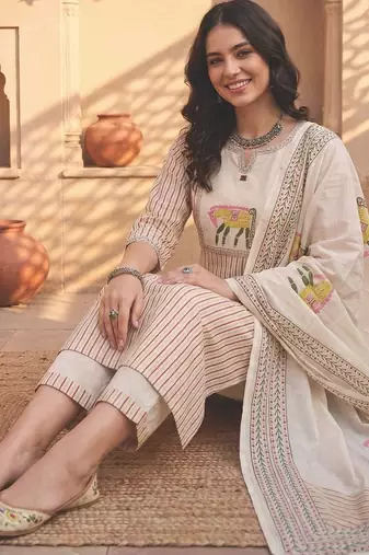 Women Printed Regular Thread Work Pure Cotton Kurta with Trousers & With Dupatta