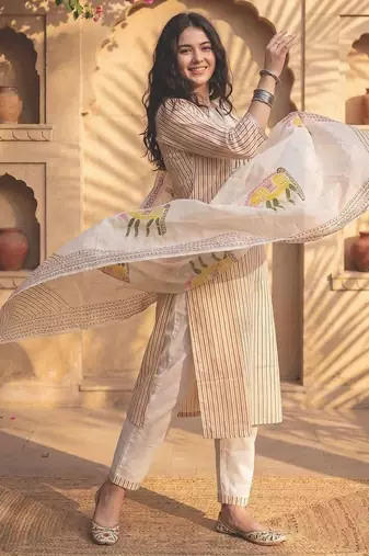 Women Printed Regular Thread Work Pure Cotton Kurta with Trousers & With Dupatta