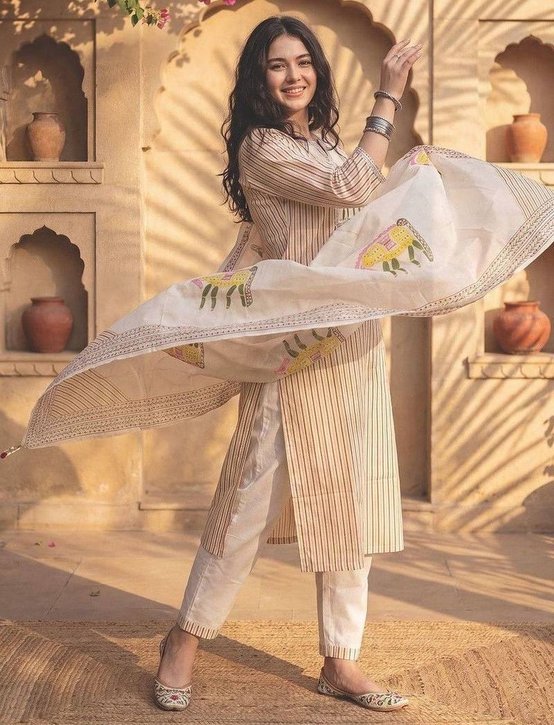 Women Printed Regular Thread Work Pure Cotton Kurta with Trousers & With Dupatta