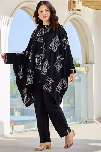 Women Geometric Printed Mandarin Collar Regular Kaftan Kurta with Trousers