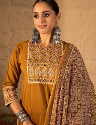 Floral Embroidered Mirror Work Pure Cotton Kurta With Trousers & Dupatta 2
