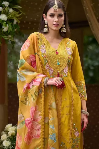 Women Floral Embroidered Regular Thread Work Kurta Wth Trousers & Dupatta