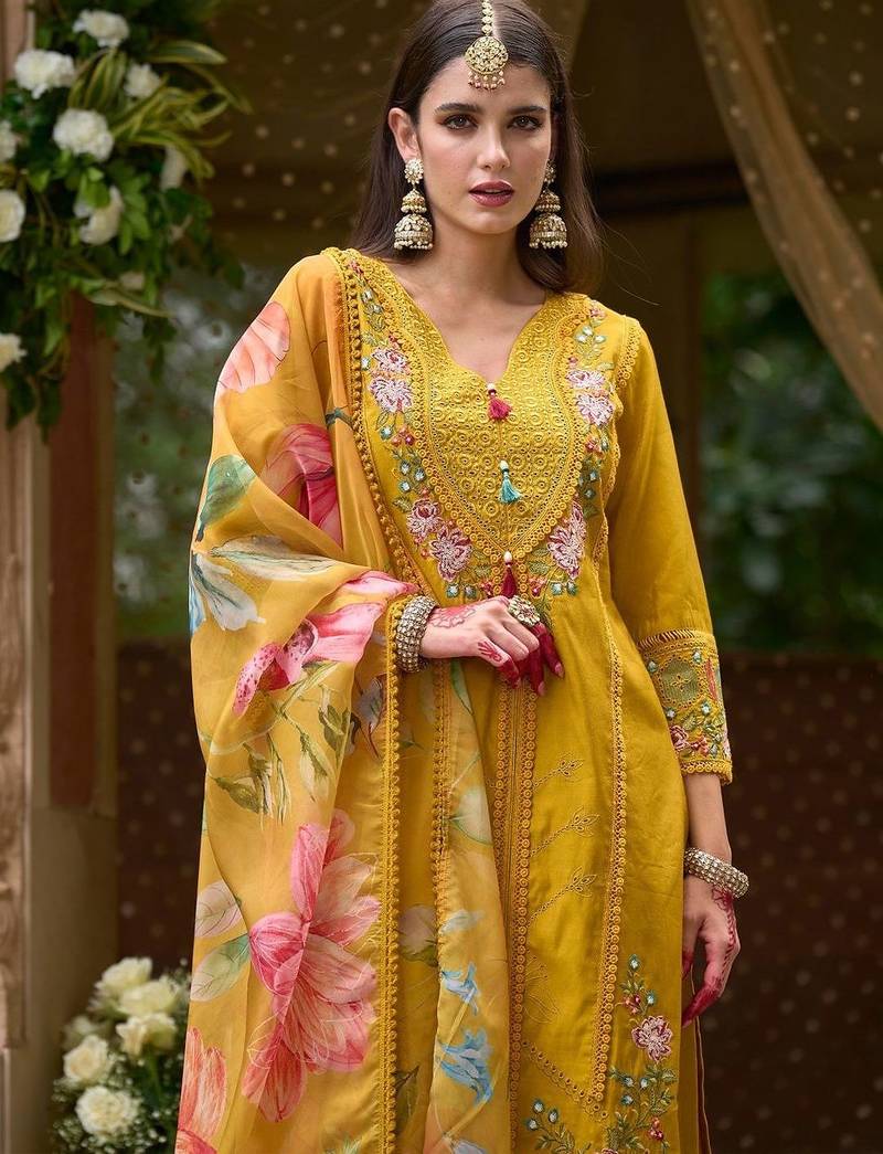 Women Floral Embroidered Regular Thread Work Kurta Wth Trousers & Dupatta