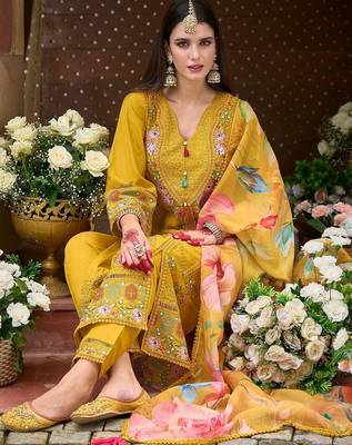 Women Floral Embroidered Regular Thread Work Kurta Wth Trousers & Dupatta 3