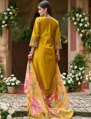 Women Floral Embroidered Regular Thread Work Kurta Wth Trousers & Dupatta 4