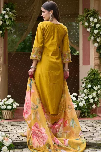 Women Floral Embroidered Regular Thread Work Kurta Wth Trousers & Dupatta