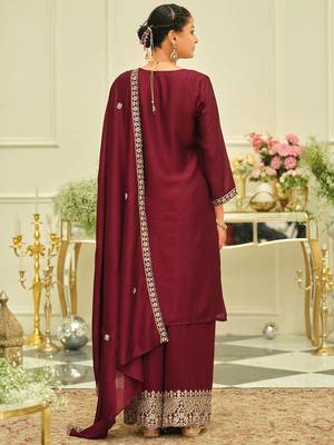 Ethnic Motifs Embroidered Zari Kurta with Trousers & With Dupatta 3