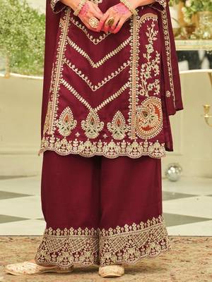 Ethnic Motifs Embroidered Zari Kurta with Trousers & With Dupatta 5
