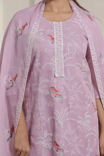 Women Floral Embroidered Round Neck Thread Work Kurta with Trousers & Dupatta