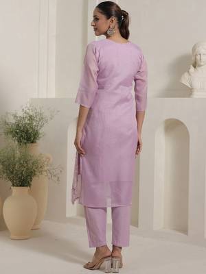 Women Floral Embroidered Round Neck Thread Work Kurta with Trousers & Dupatta 4