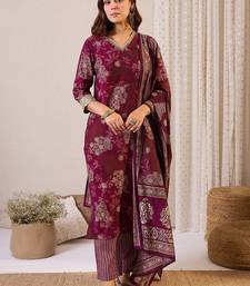 Women Floral Printed Regular Chanderi Silk Kurta with Trousers & With Dupatta