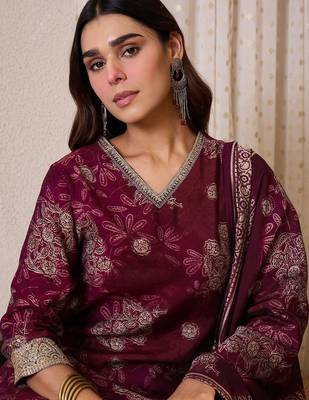 Women Floral Printed Regular Chanderi Silk Kurta with Trousers & With Dupatta 2