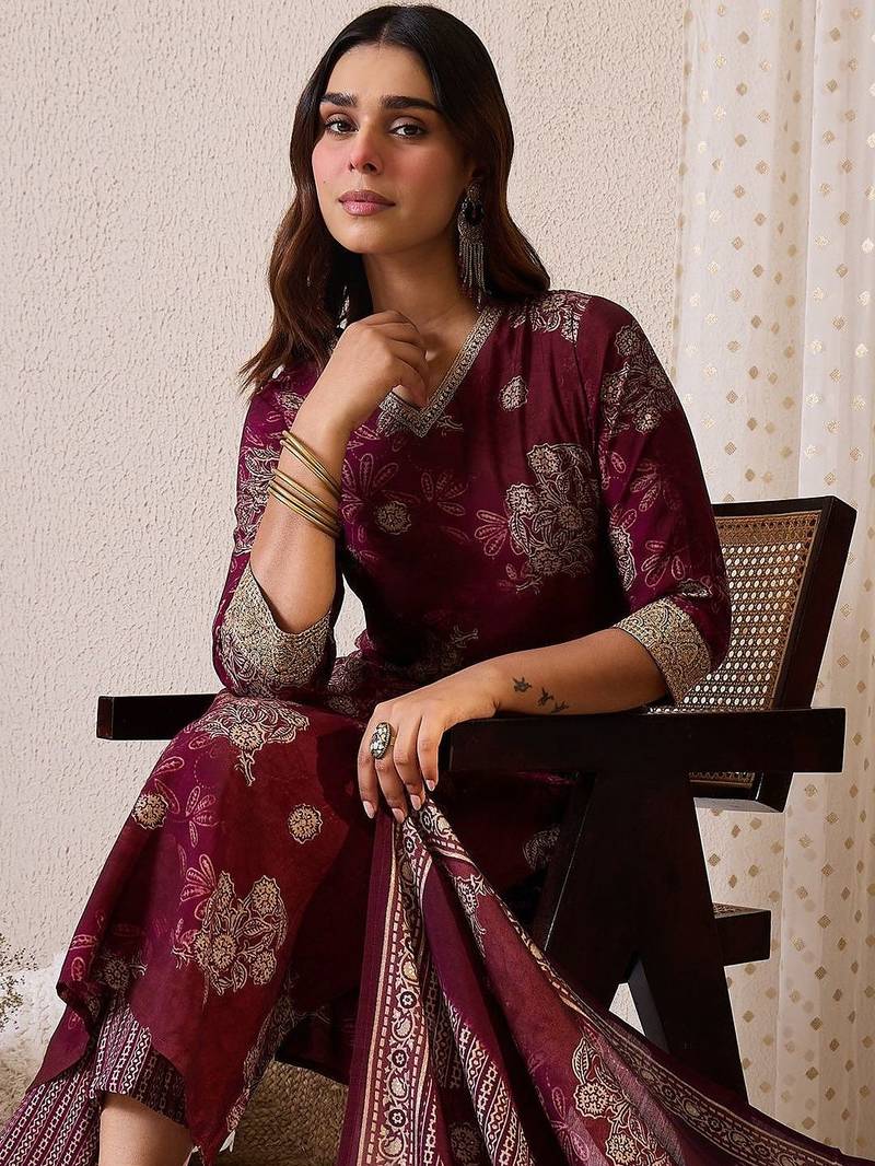 Women Floral Printed Regular Chanderi Silk Kurta with Trousers & With Dupatta