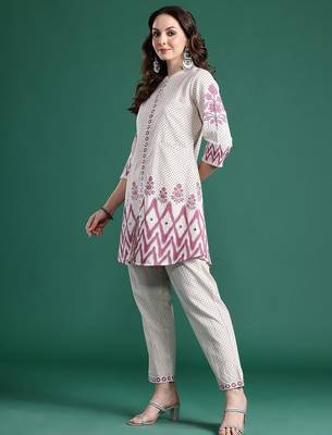 Printed Regular Kurta with Trousers 4