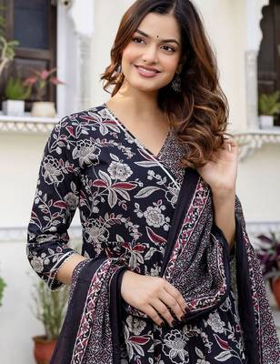 Women Floral Printed Gotta Patti Pure Cotton Kurta with Trousers & With Dupatta 1