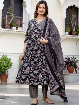 Women Floral Printed Gotta Patti Pure Cotton Kurta with Trousers & With Dupatta 2