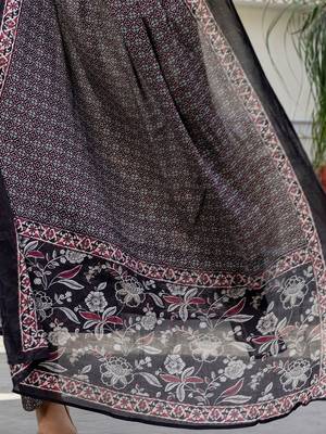 Women Floral Printed Gotta Patti Pure Cotton Kurta with Trousers & With Dupatta 5