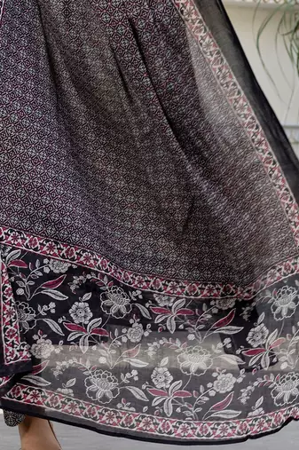 Women Floral Printed Gotta Patti Pure Cotton Kurta with Trousers & With Dupatta