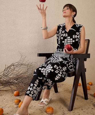 Women Printed Regular Pure Cotton Kurta with Trousers 1