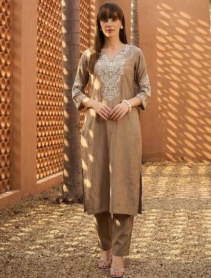 Women Ethnic Motifs Embroidered Regular Thread Work Kurta with Trousers 1