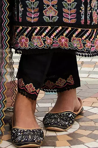 Women Floral Embroidered Regular Thread Work Kurta with Trousers & With Dupatta