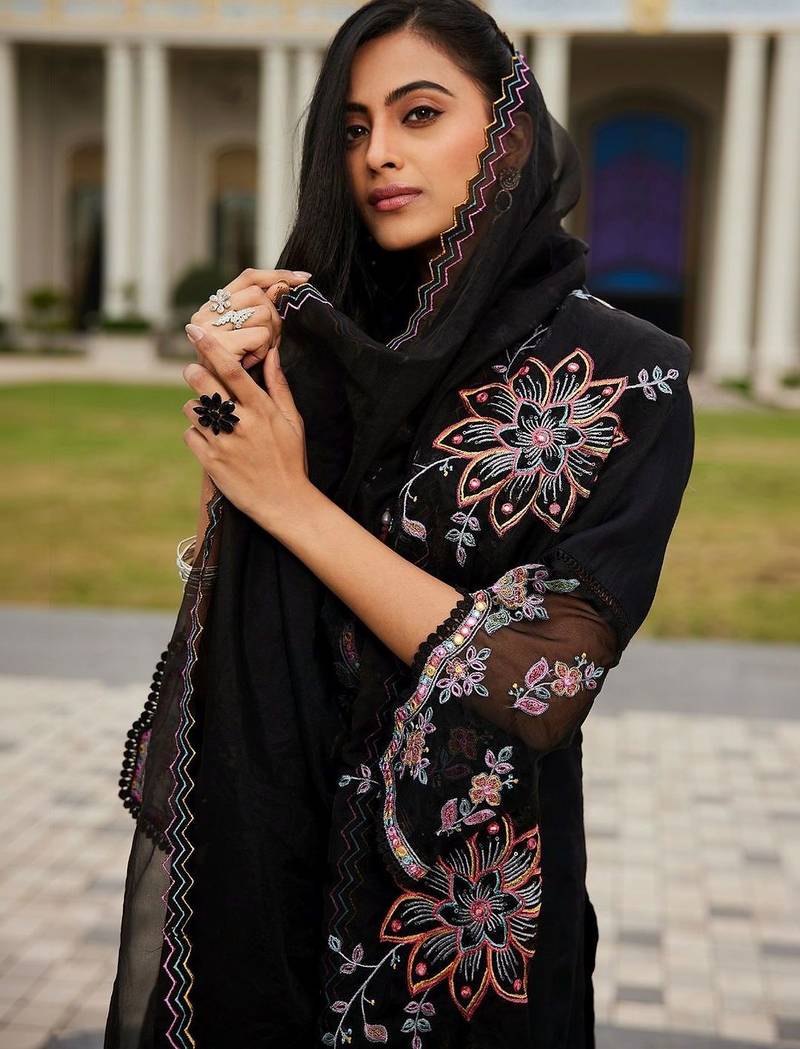 Women Floral Embroidered Regular Thread Work Kurta with Trousers & With Dupatta