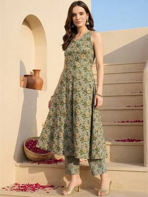 Women Floral Printed Regular Pure Cotton Kurta with Trousers 1