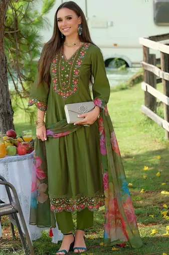 Women Floral Embroidered Regular Thread Work Liva Kurta with Trousers & With Dupatta