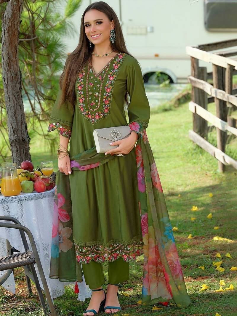Women Floral Embroidered Regular Thread Work Liva Kurta with Trousers & With Dupatta